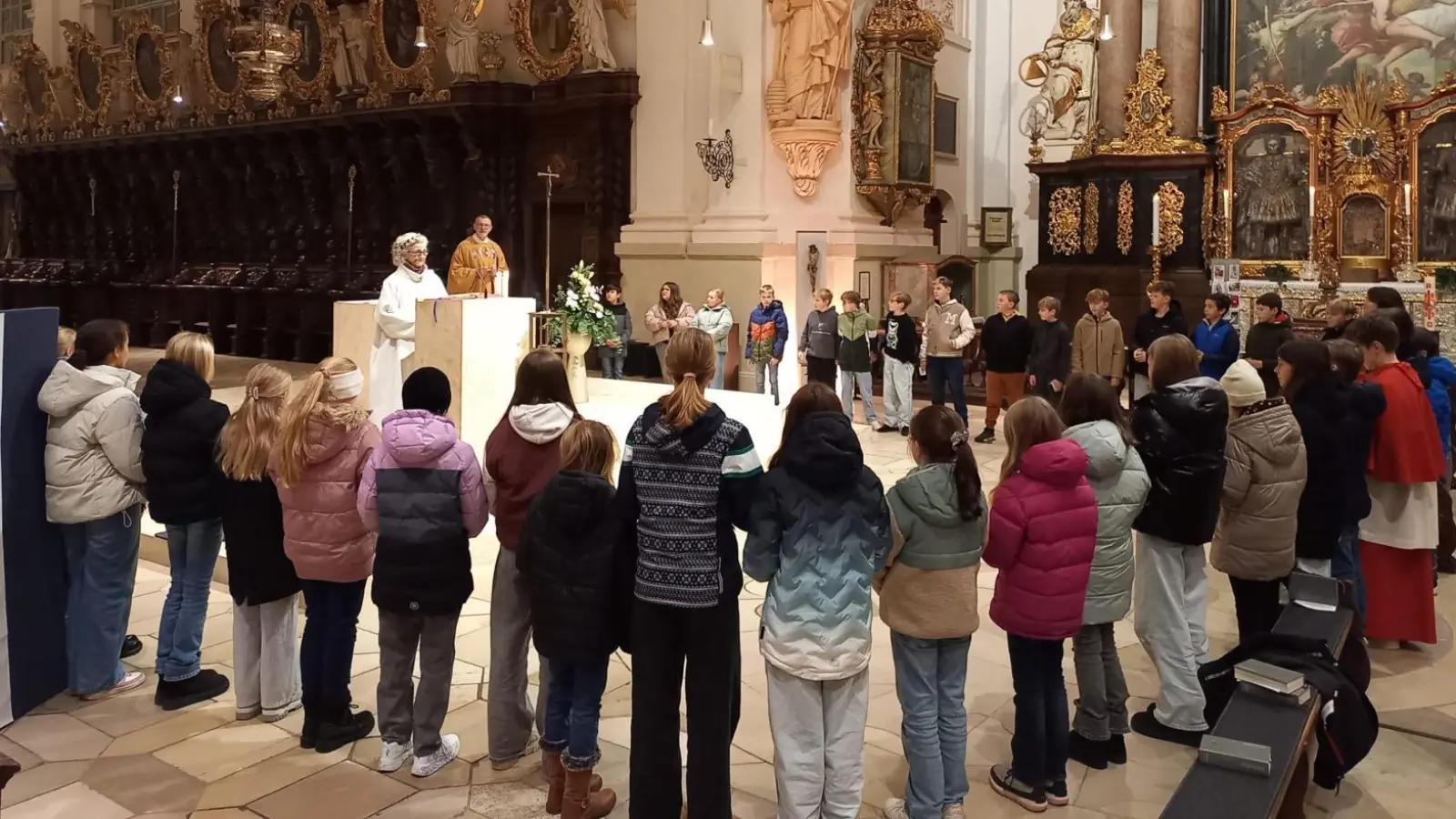 Vorstellung der Firmlinge in Waldsassen. (Bild: Gertrud Hankl)
