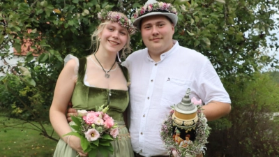Jessica und Leon sind das Vilshofener Oberkirwapaar 2026. (Bild: Michael Rabenhofer)