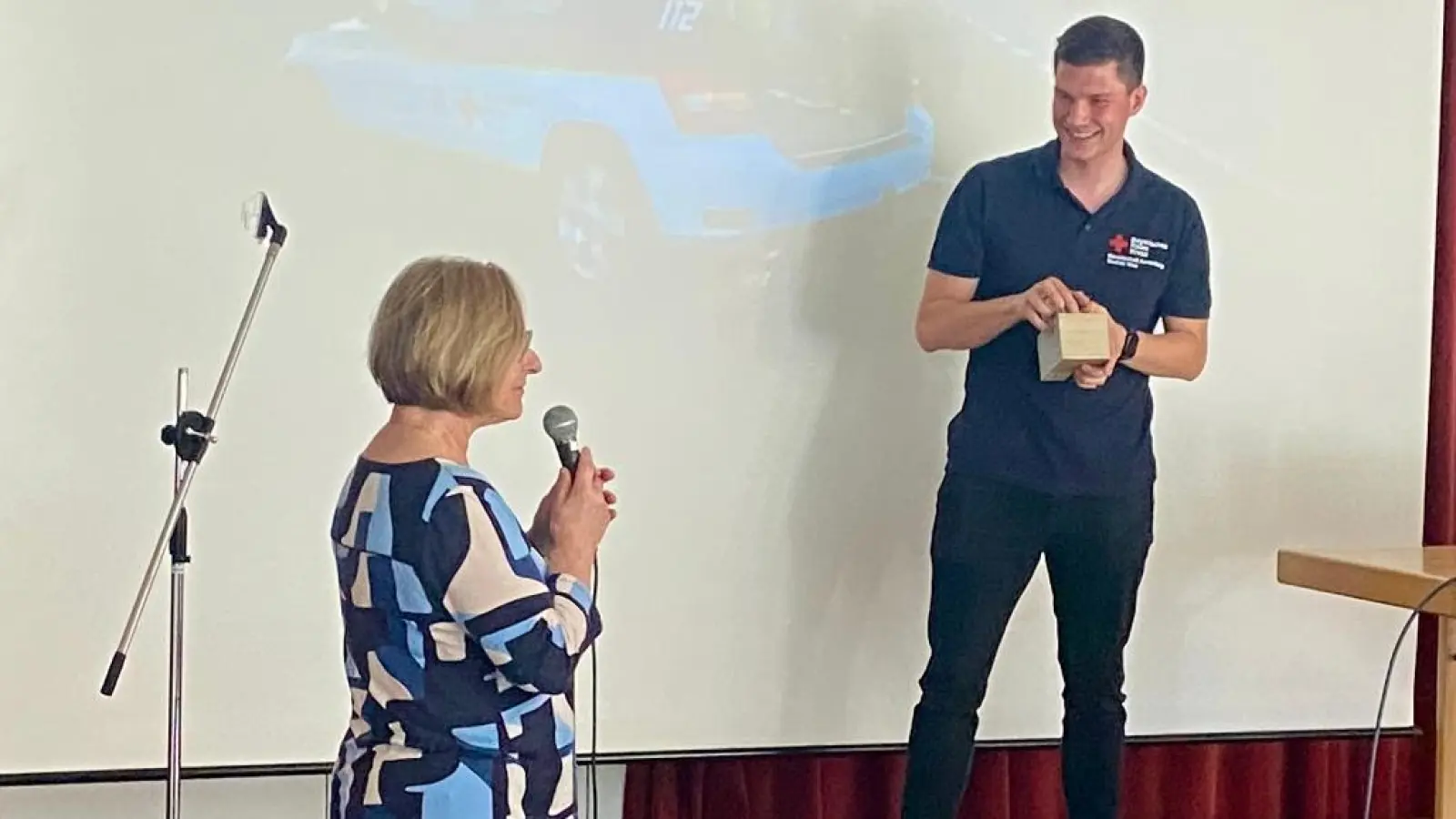 Brigitte Strößner bedankt sich bei Nico Bodner (Bild: Brigitte Strößner)