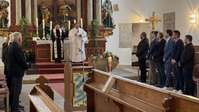 Pfarrer Hartmut Klausfelder und Pfarrer Sven Grillmeier stellen den neuen Stadtrat in Neustadt am Kulm unter den Segen Gottes. (Bild: Andreas Walter)