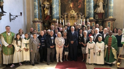 Erinnerungsbild der Ehejubilare 2026 vor dem Hochalter in Schlicht mit den Ministranten, den Geistlichen Alfons Schöpf (li.). Hruday Madanu und den PGR-Sprecherinnen Sabine Kederer und Monika Krieger (alle re.). (Bild: Christian Trummer)