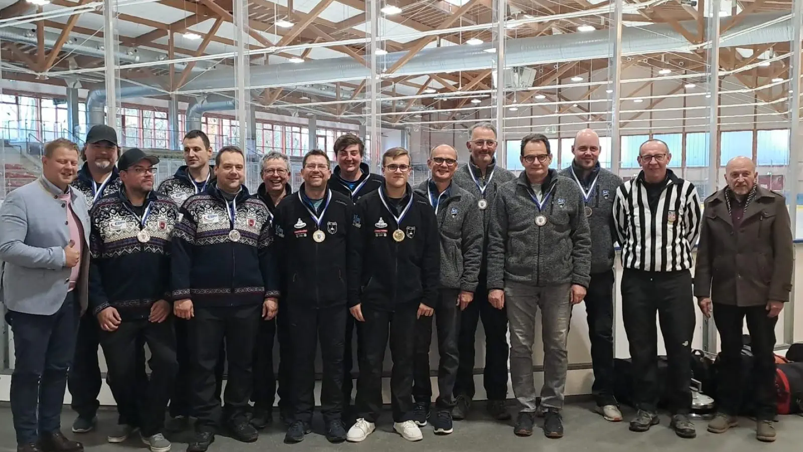 V. l.: Bürgermeister Roland Grillmeier Mitterteich, 2. SV Hagelstadt I , Bezirkspokalgewinner SC Zell, 3. Sportfreunde Kondrau, Schiedsrichter Stefan Bauer.<br> (Bild: Franz Heinrich)