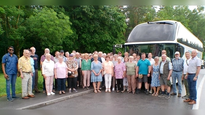auf dem Bild v.li. Pater Arul, in der Mitte die zahlreichen Teilnehmer und rechts PGSpr. Robert Bauer (Bild: Alexander Hörl)