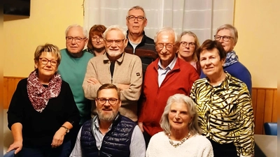 Vorne sitzend: Jens Benndorf. Prisca Popp, von links: Vorsitzende Margot Landgraf, Bruno Frohmann, Maria Frohmann, Werner Kohl, Thomas Hach, Helmut Sperber, Birgit Eckl, Laura Hach, Maria Sperber (Bild: Margot Landgraf)