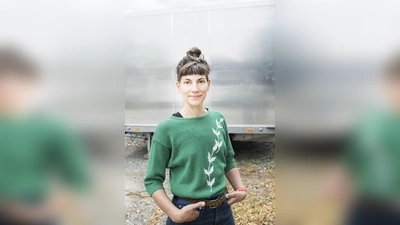 Die Autorin Anja Gmeinwieser liest beim Literatursommerfest aus ihrem Debütroman „Wir Königinnen“. (Bild: Linda Sier)