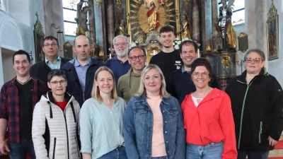 Erste Reihe von links:Kirchenpflegerin Chrisine Moser,Schriftführerin Katrin Weiß,Eva Wölfl,Michaela Günthner,dahinter von links:Klaus Grillmeier,Josef Hecht,Matthias Hofmann,Pater Benedikt LeitmayrOSFS,stellv.Sprecher Richard Schiedeck,Marius Ulrich,Franz Stock,Sprecherin Petra Günthner. (Bild: Alfons Ulrich)
