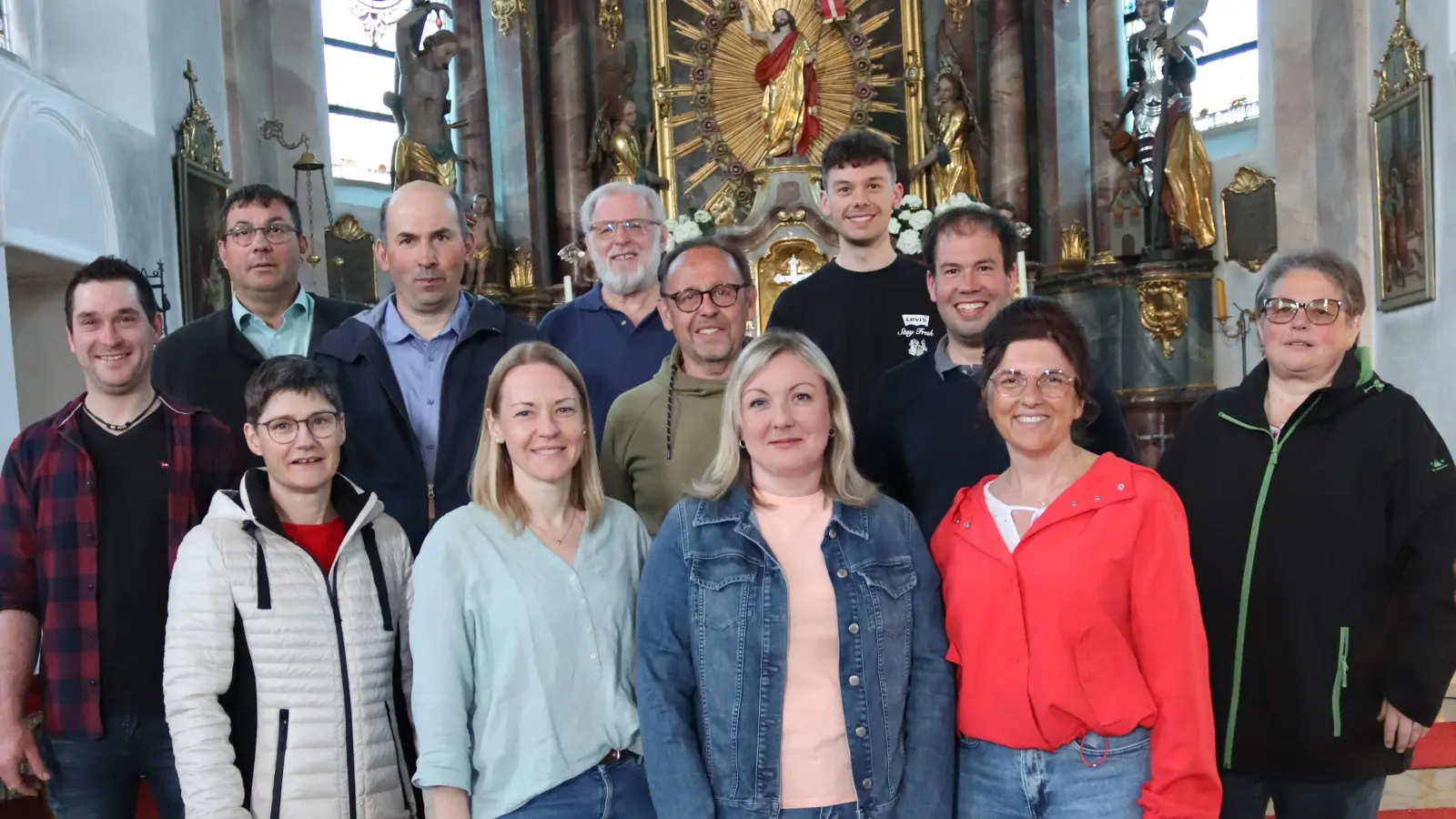 Erste Reihe von links:Kirchenpflegerin Chrisine Moser,Schriftführerin Katrin Weiß,Eva Wölfl,Michaela Günthner,dahinter von links:Klaus Grillmeier,Josef Hecht,Matthias Hofmann,Pater Benedikt LeitmayrOSFS,stellv.Sprecher Richard Schiedeck,Marius Ulrich,Franz Stock,Sprecherin Petra Günthner. (Bild: Alfons Ulrich)