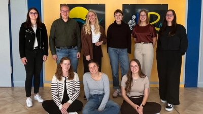 von links nach rechts hinten: Elena Mayer D/Mu, Oliver Dorr M/Mu, Jana Bucher M/K, Ella Weigand M/Mu, Luisa Zanker M/C, Iris Hingler M/Mu vorne: Emily Burkel M/C, Hannah Schießl D/Mu, Celina Wieser M/K (Bild: Liane Schuster)