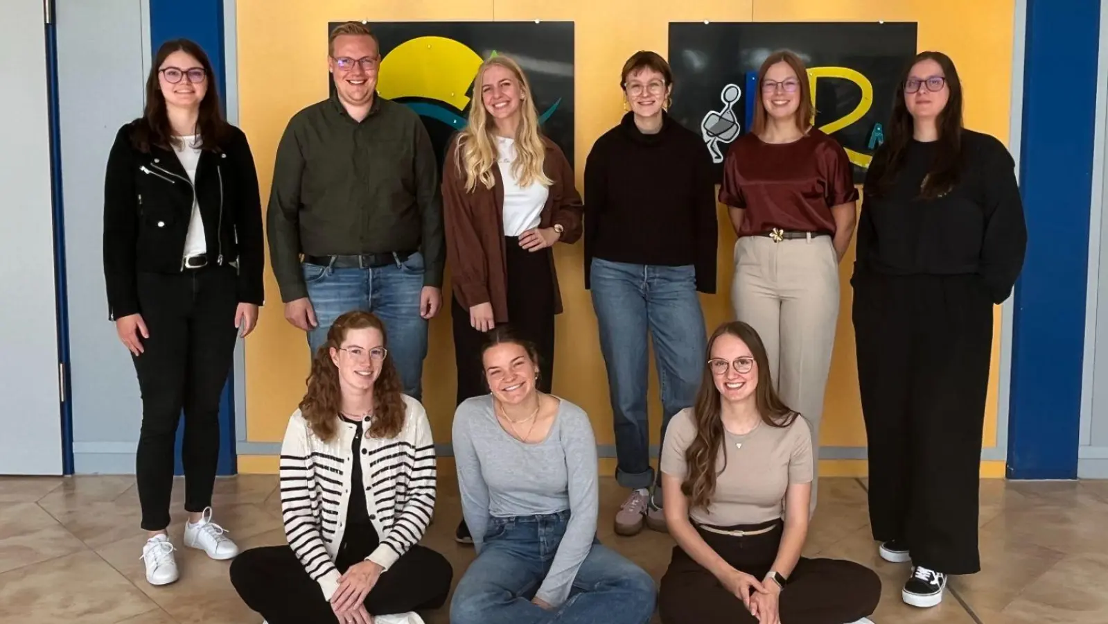 von links nach rechts hinten: Elena Mayer D/Mu, Oliver Dorr M/Mu, Jana Bucher M/K, Ella Weigand M/Mu, Luisa Zanker M/C, Iris Hingler M/Mu vorne: Emily Burkel M/C, Hannah Schießl D/Mu, Celina Wieser M/K (Bild: Liane Schuster)