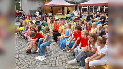  Aufmerksam hörten die Schüler dem Begrüßungsritual zu und im Stand wartete der Elternbeirat mit dem Essen und den Getränken (Bild: Katja Meidenbauer)