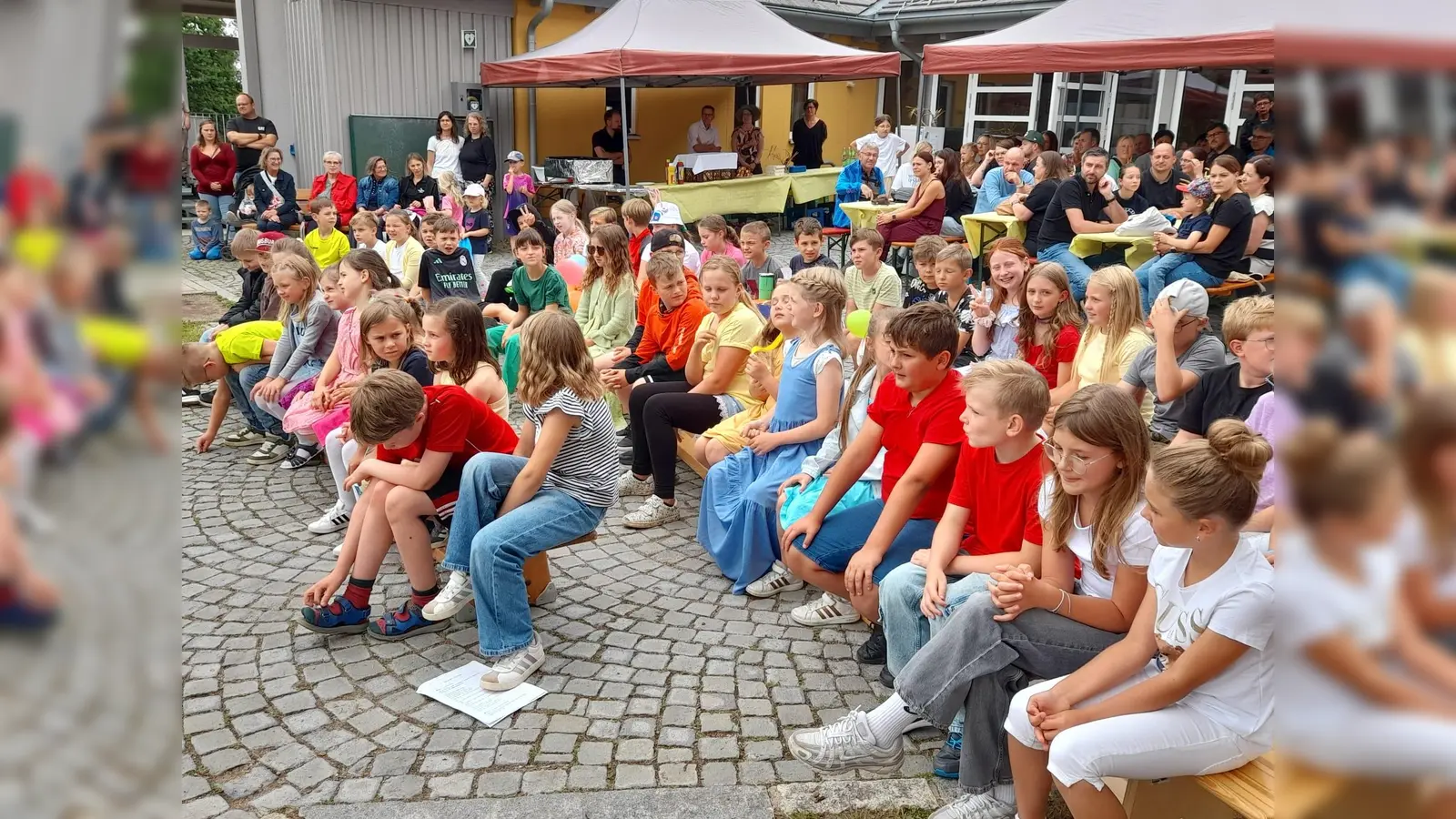  Aufmerksam hörten die Schüler dem Begrüßungsritual zu und im Stand wartete der Elternbeirat mit dem Essen und den Getränken (Bild: Katja Meidenbauer)