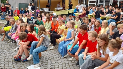  Aufmerksam hörten die Schüler dem Begrüßungsritual zu und im Stand wartete der Elternbeirat mit dem Essen und den Getränken (Bild: Katja Meidenbauer)