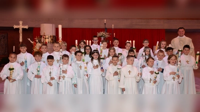 29 Mädchen und Buben aus der Pfarrei Aschach-Raigering durften das erste Mal die Hl. Kommunion von Kaplan Marvin Schwedler (rechts) empfangen..  (Bild: Alfred Schorner)