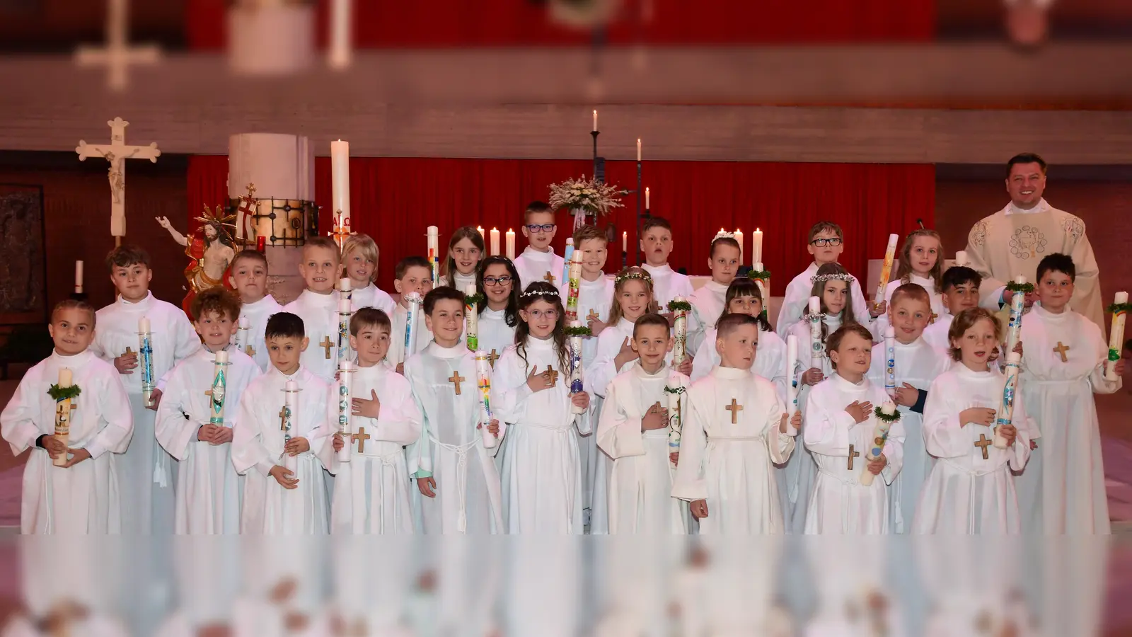 29 Mädchen und Buben aus der Pfarrei Aschach-Raigering durften das erste Mal die Hl. Kommunion von Kaplan Marvin Schwedler (rechts) empfangen..  (Bild: Alfred Schorner)