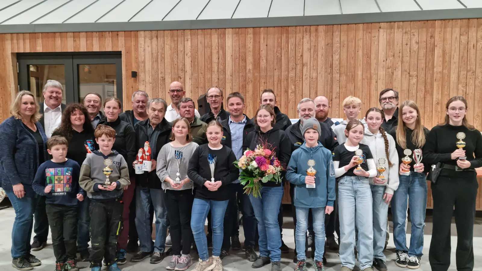 Die Preisträgerinnen und Preisträger der Lokalschau 2025 des B800 Krummennaab/ Erbendorf (Bild: Tristan Hagspiel)