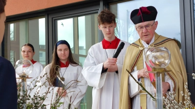 Monsignore Andreas Uschold segnet die mitgebrachten Palmbuschen.  (Bild: Helmut Kunz)