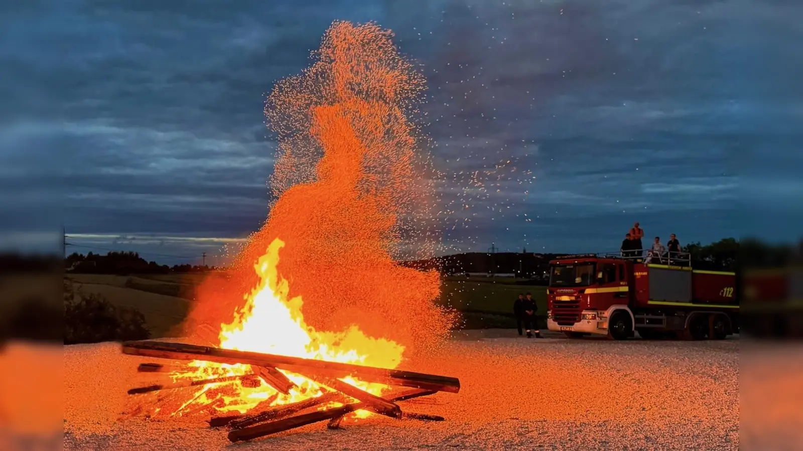 Dieses stimmungsvolle Foto des Sonnwendfeuers entstand beim Nachlegen von Holz. (Bild: Thomas Held)