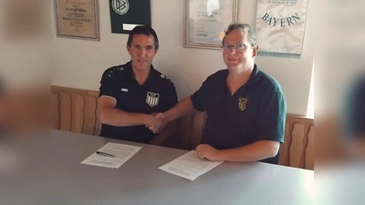 Bild von links: Die beiden Vereinsvorsitzenden Alfred Negel (FC) und Thomas Macke (DJK)<br>bei der Vertragsunterzeichnung im Freihunger Sportheim. (Bild: Pressemitteilung FC Freihung)