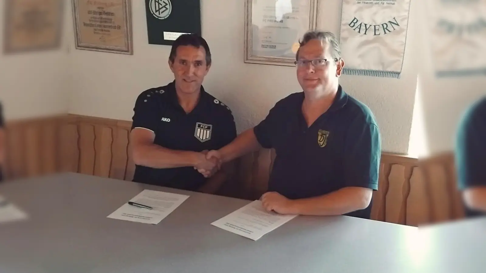 Bild von links: Die beiden Vereinsvorsitzenden Alfred Negel (FC) und Thomas Macke (DJK)<br>bei der Vertragsunterzeichnung im Freihunger Sportheim. (Bild: Pressemitteilung FC Freihung)