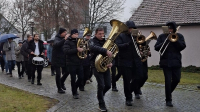 Die Blaskapelle Oberwildenau führt den Kirchenzug an (Bild: Manuela Kellermann )