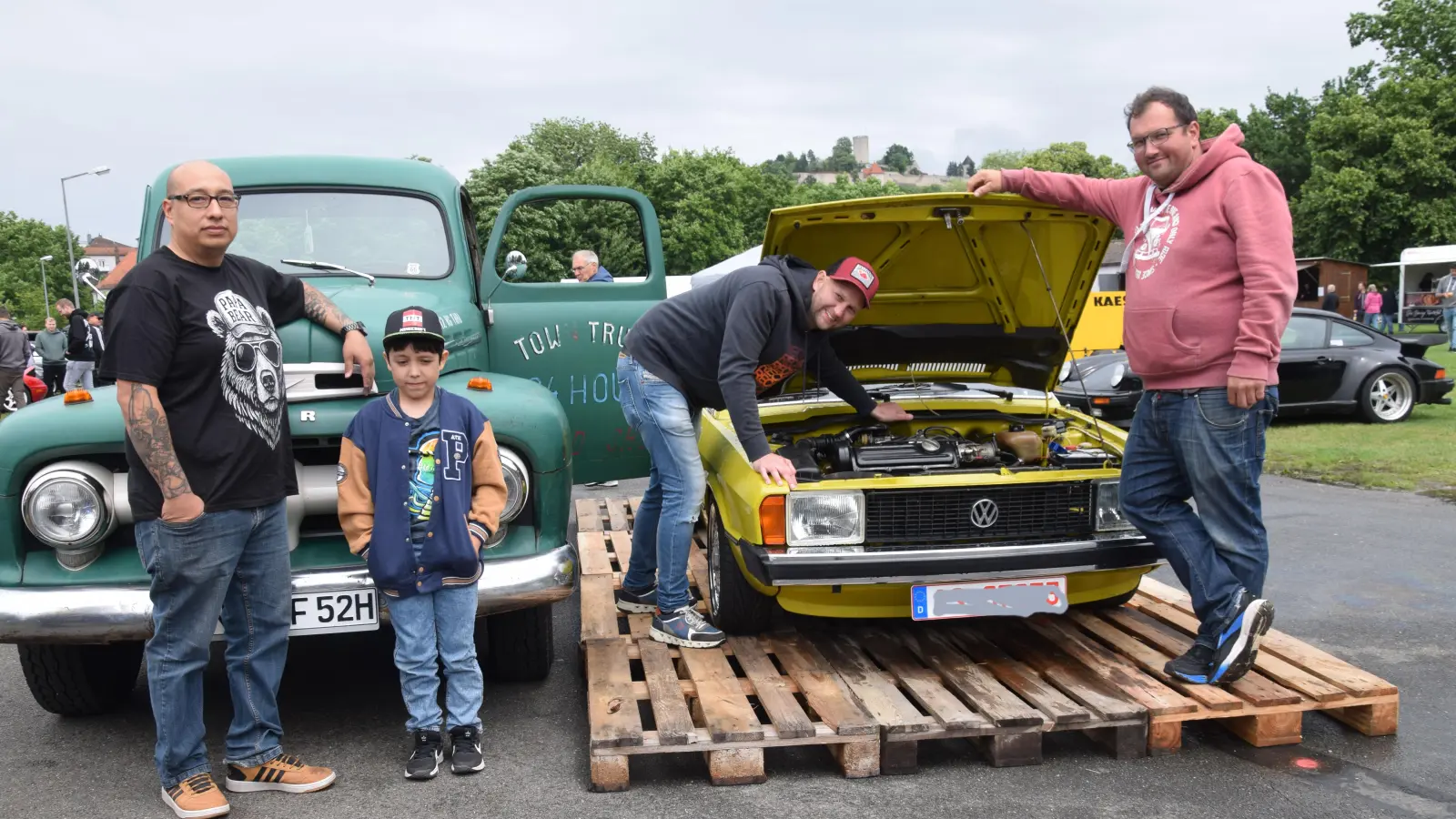 Gesprächsstoff war kein Problem! Ein 8-Zylinder Pickup von Ford (F3), Baujahr 1952 trifft einen VW-Golf aus den siebziger Jahren. Alexander Alvarez (li) aus Schwarzenfeld, sowie Christian Lautenschlager und Bastian Dürnhofer (v.re.) hatten sich viel zu erzählen.  (Bild: Paul Böhm)