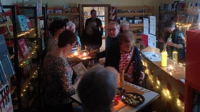 Bei Kerzenlicht konnten die Besucher in der Stadt-und Pfarrbücherei Vilseck schmökern und ausleihen. Die Vilsecker Bücherei nahm an der bundesweiten „Nacht der Bibliothek” teil.  (Bild: Jonas Dittrich)
