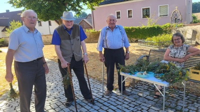 Die liebevoll gebundenen Kräuterbüschel warten vor dem Gottesdienst auf ihre neuen Besitzer. Gegen eine freiwillige Spende konnten die duftenden Kräuterbüschel mit nach Hause genommen werden. (Bild: Maria Treiber)