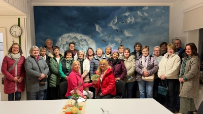 Einen Betrag von 500,-- € überreichte Monika Jäger im Namen des Kath. Landvolks an Frau Recht vom Hospiz Sankt Felix in Neustadt/WN.  (Bild: Egon Giehl )