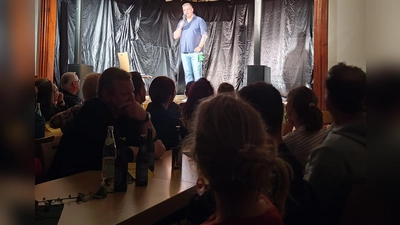 Comedian Ralf Winkelbeiner auf der Bühne im Pfarrheim Wutschdorf. (Bild: Barbara Gerl)