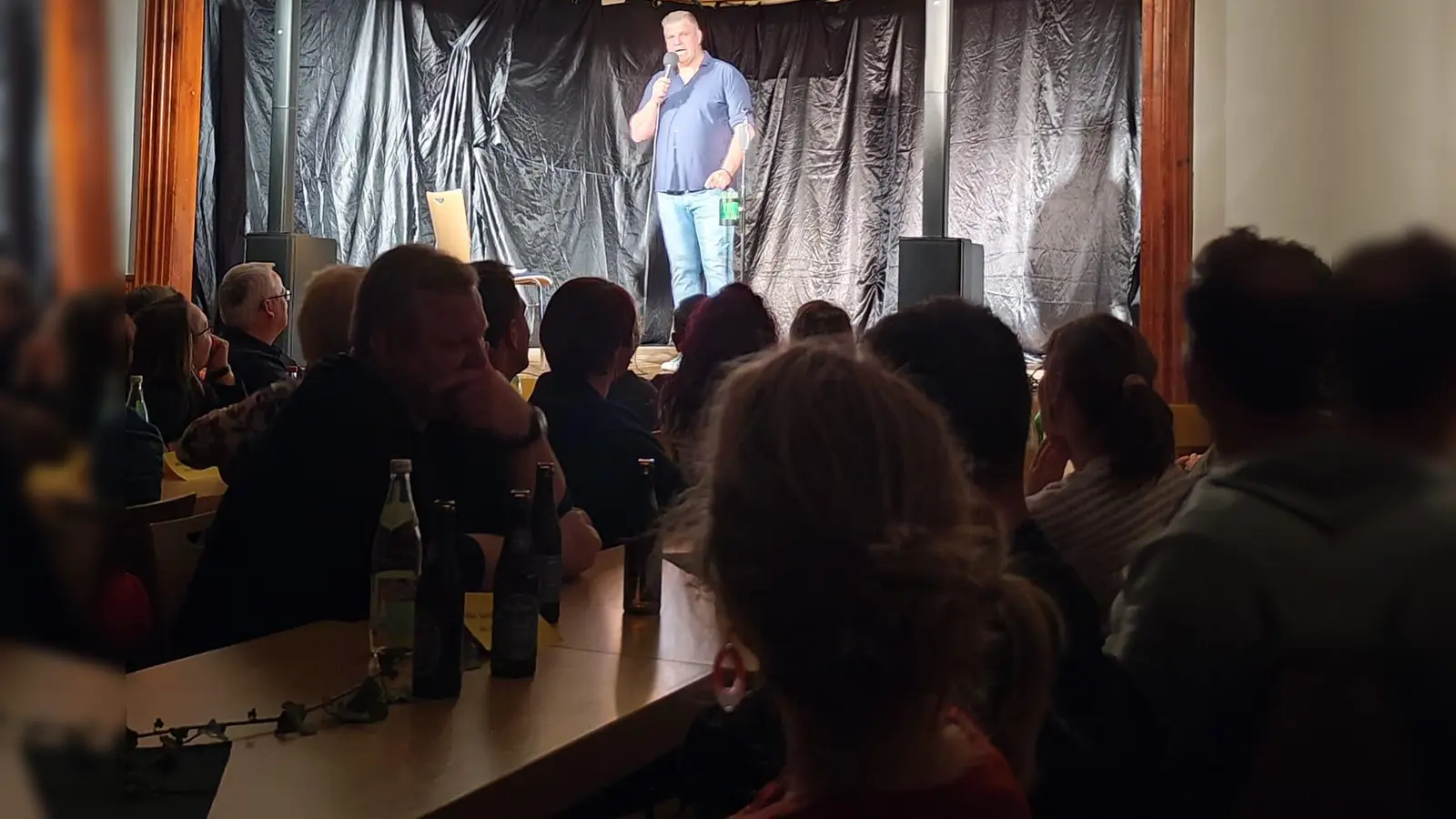 Comedian Ralf Winkelbeiner auf der Bühne im Pfarrheim Wutschdorf. (Bild: Barbara Gerl)