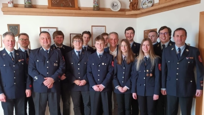 Die Beförderten und neu aufgenommenen der Feuerwehr Traßlberg mit (v.l. )1. Vorstand Christian Beck, (Mitte) 1. Bürgermeister Hermann Böhm und (Rechts) 1. Kommandant Max Rösch. (Bild: Christian Beck)