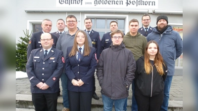 Beförderungen und Ernennungen sprach Kommandant Alexander Kummer (2.Reihe links ) aus. Dazu gratulierten auch 3.Bürgermeister Thomas Schönberger (rechts daneben) und Kreisbrandmeister Gerald Wölfl (dahinter) (Bild: Siegfried Bock)