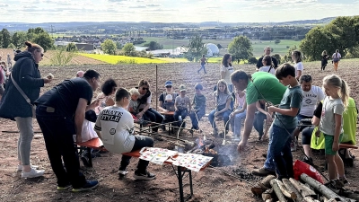Mit Begeisterung suchten die Kinder Kartoffeln zusammen und bereiteten am Feuer Stockbrot und Erdäpfel zu. (Bild: Ariane Heigl)