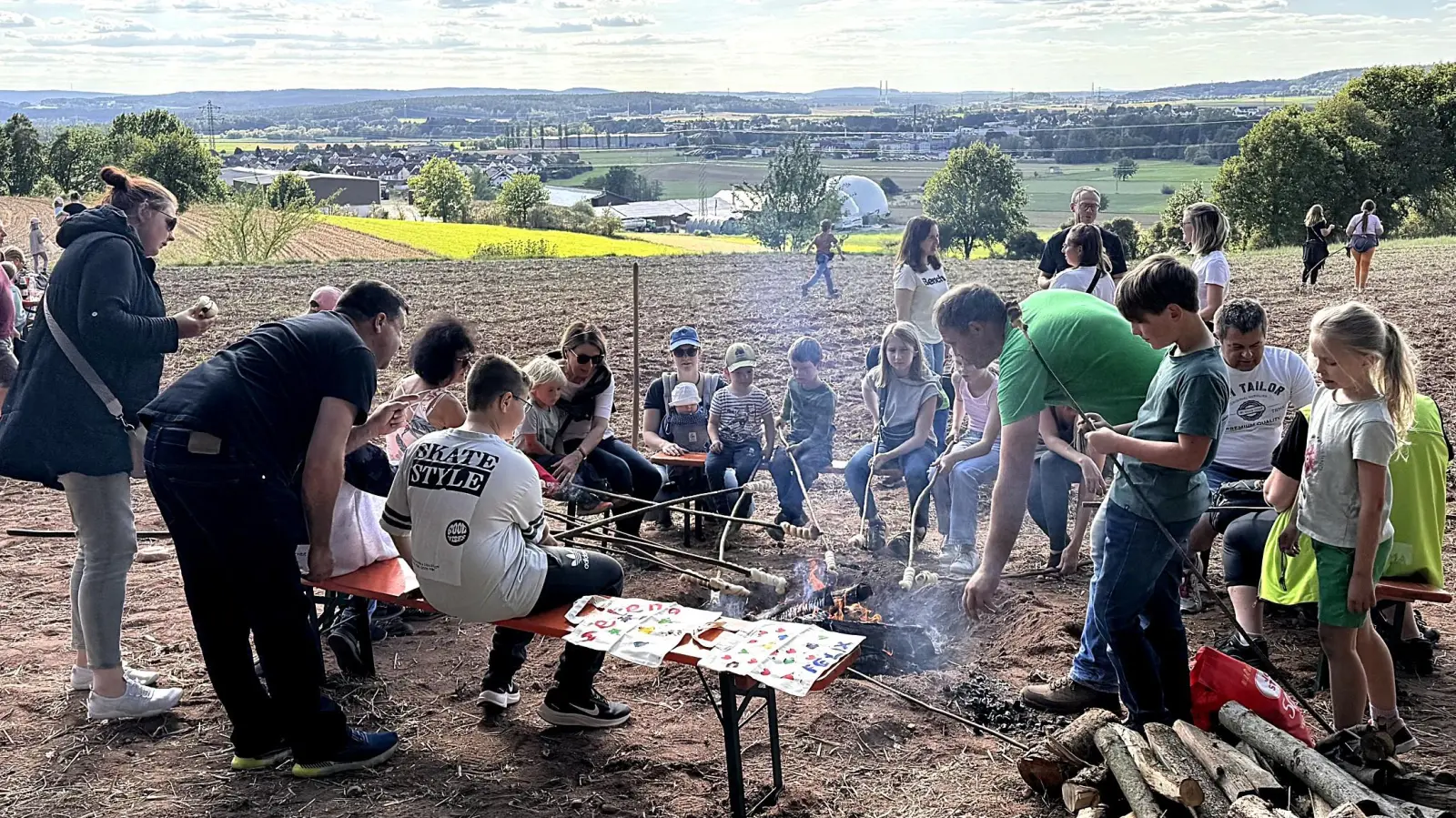 Mit Begeisterung suchten die Kinder Kartoffeln zusammen und bereiteten am Feuer Stockbrot und Erdäpfel zu. (Bild: Ariane Heigl)