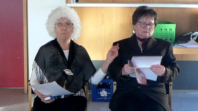 Erna Matthes und Margit Kynast bei der Einlage „Ehepaar im Theater” im Gemeindehaus beim Faschingsnachmittag.  (Bild: Reinhold Kynast)