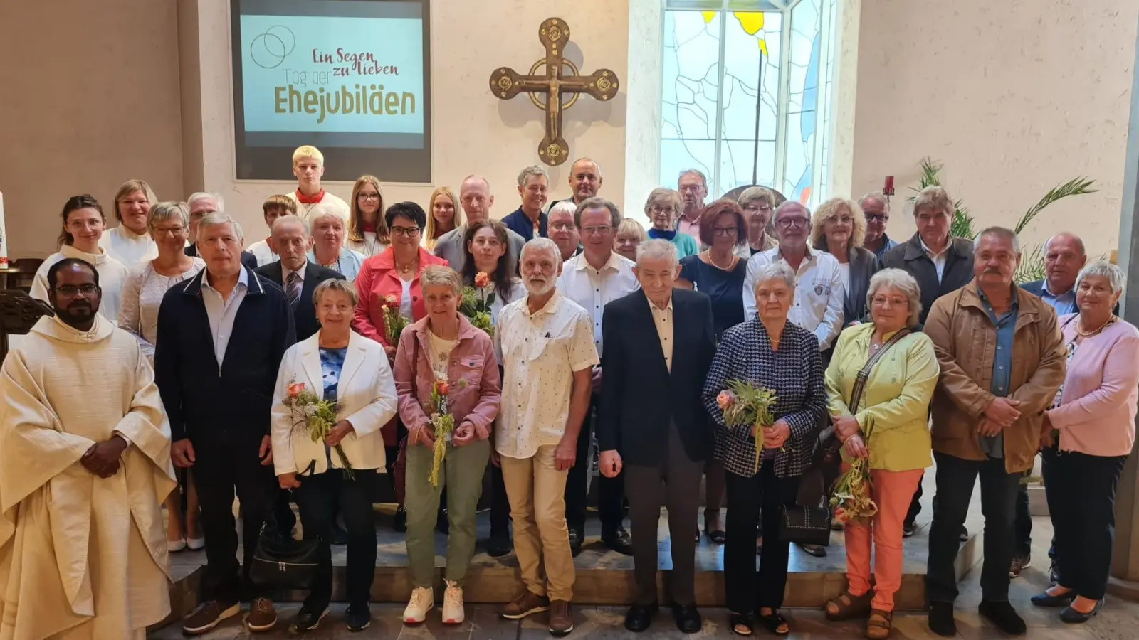 Die Ehejubilare der Pfarreiengemeinschaft gemeinsam mit den Ministranten, Pfarrer Sagai, GR Kathrin Blödt und GA i.V. Sarah Koch (Bild: Christine Wendl)