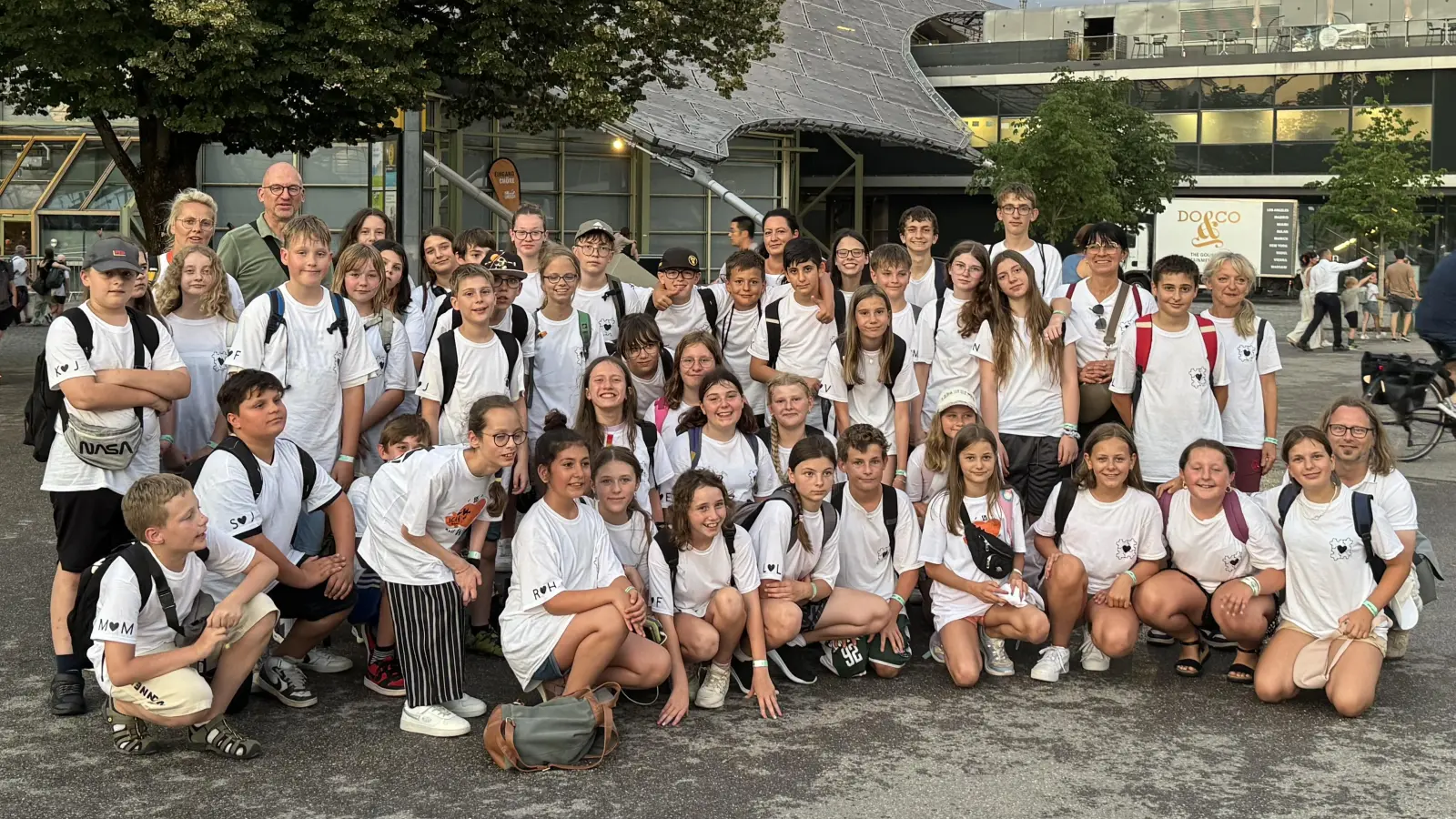 Die 5. und 6. Klasse der Fichtelnaabtal-Mittelschule Ebnath-Neusorg vor der Olympiahalle in München. (Bild: Sissy Zeltner)