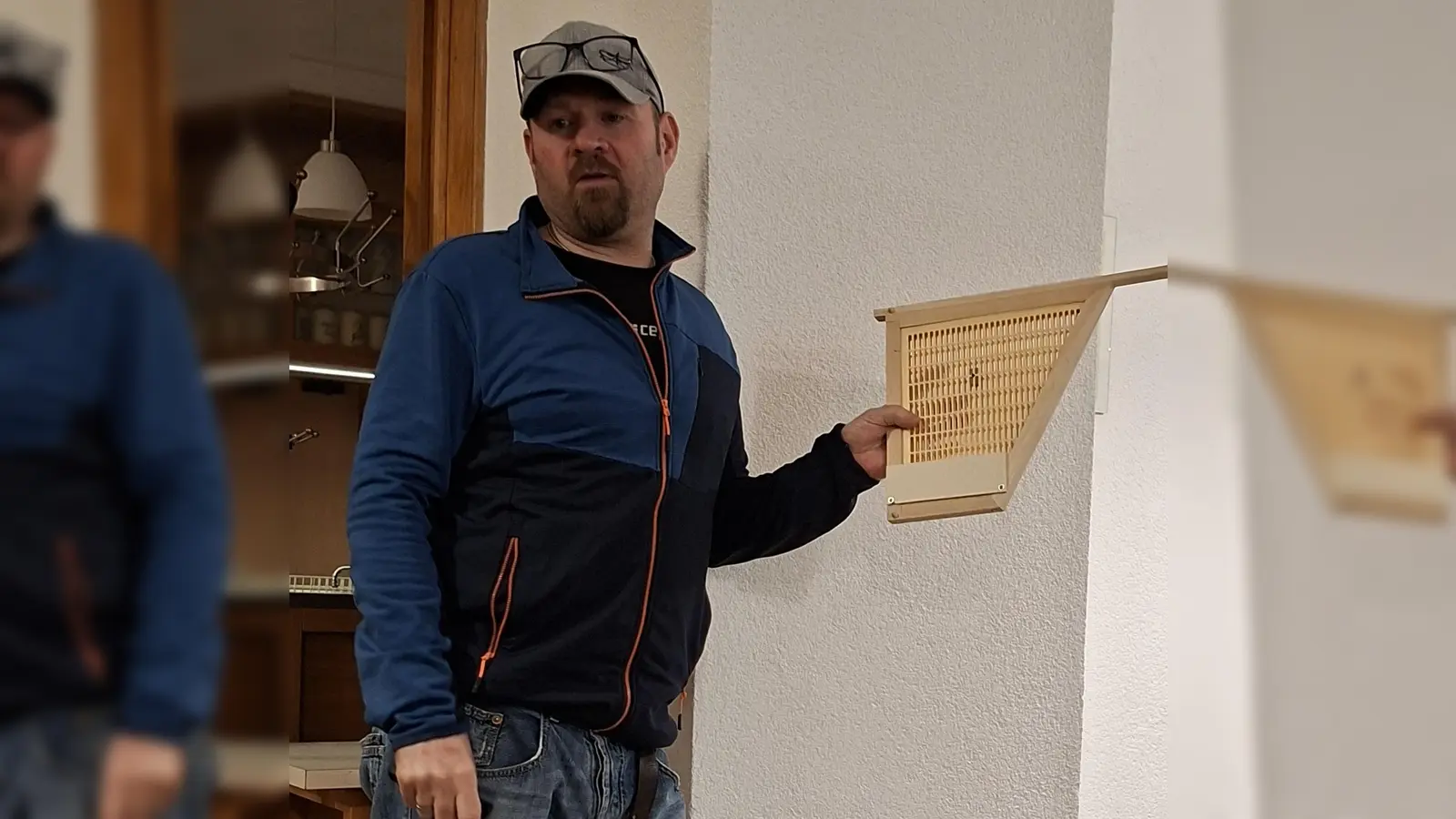 Helmut Mann klärte über die Varraomilbe auf. (Bild: Christine Dötsch)