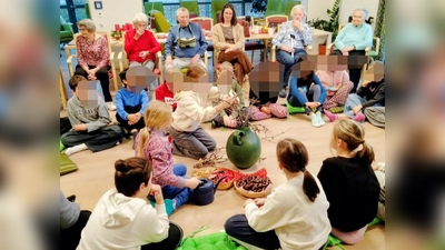 Der Stuhlkreis mit den Seniorinnen und Senioren der Tagespflege mit den Schülerinnen und Schülern der 4d der Pestalozzischule Sulzbach-Rosenberg.  (Bild: Susanne Albrecht )