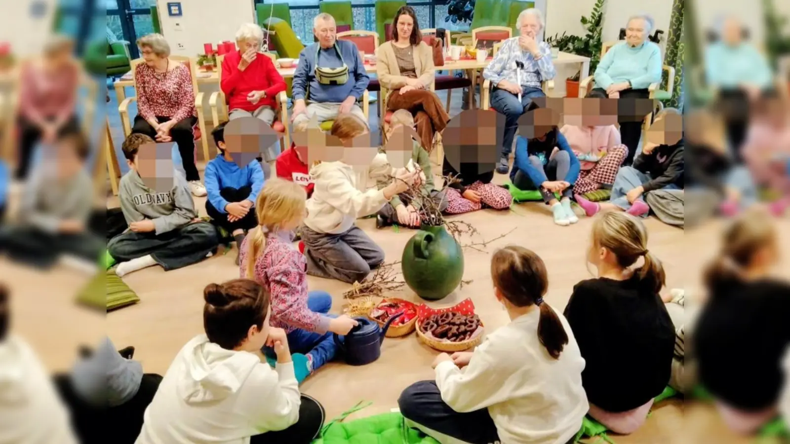Der Stuhlkreis mit den Seniorinnen und Senioren der Tagespflege mit den Schülerinnen und Schülern der 4d der Pestalozzischule Sulzbach-Rosenberg.  (Bild: Susanne Albrecht )