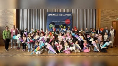 Stolz zeigten alle Abc-Schützen ihre Schultüten. Gemeinsam mit allen Eltern und Lehrkräften freuten sie sich über den Start in ihre Schulzeit (Bild: Annette Spreitzer)