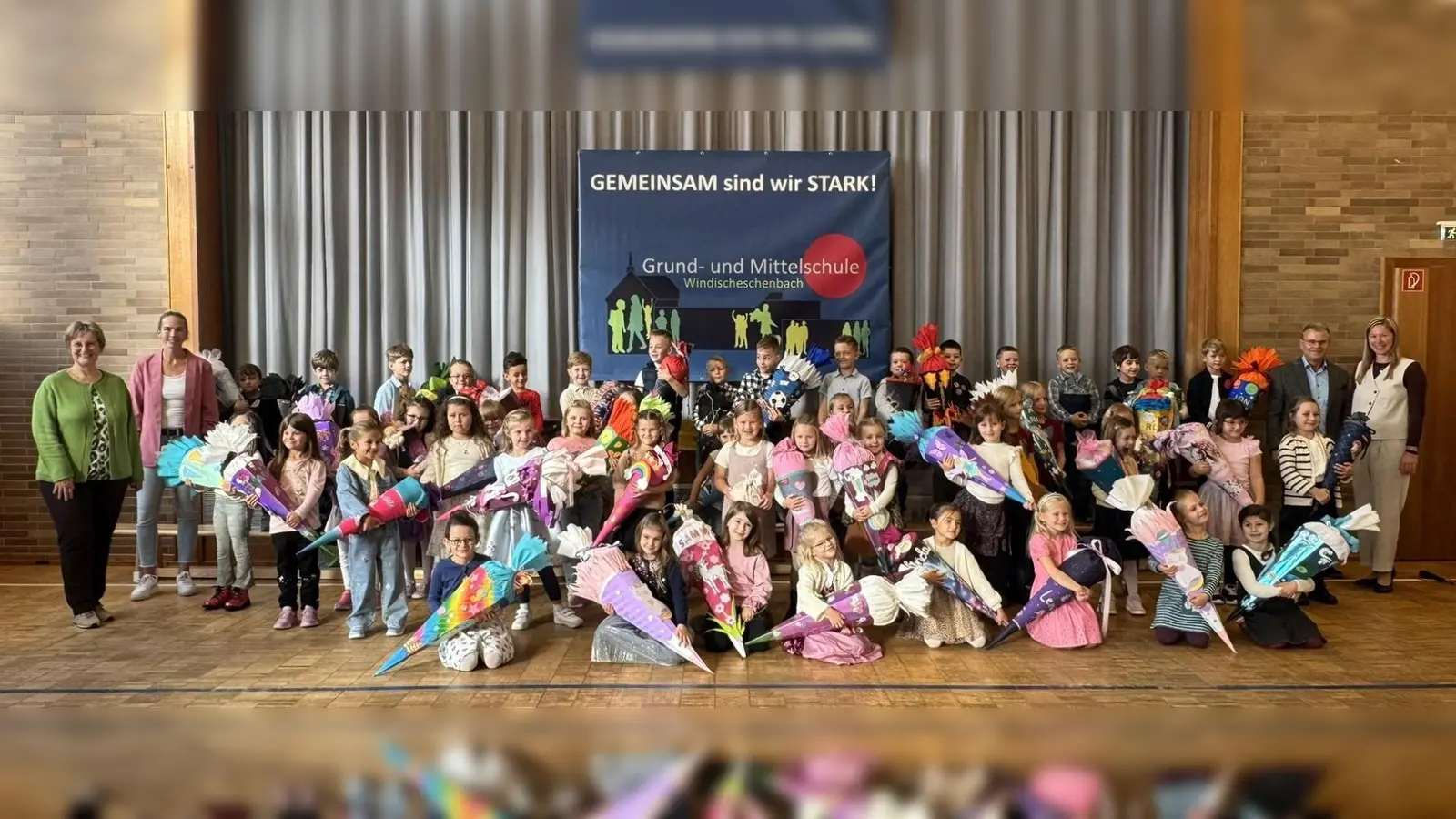 Stolz zeigten alle Abc-Schützen ihre Schultüten. Gemeinsam mit allen Eltern und Lehrkräften freuten sie sich über den Start in ihre Schulzeit (Bild: Annette Spreitzer)