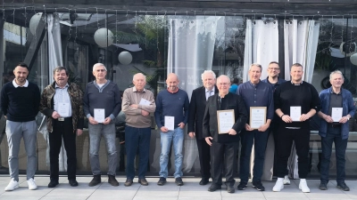 Auf dem Bild der 1. und 2. Vorstand André Röckl (3. von rechts) und Andreas Bäuml (links) mit einem Teil der geehrten langjährigen Mitglieder und dem 2. Bürgermeister der Stadt Tirschenreuth Peter Gold (Mitte). (Bild: André Röckl)