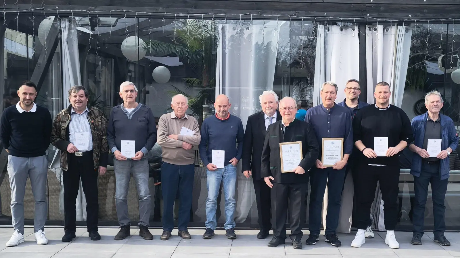 Auf dem Bild der 1. und 2. Vorstand André Röckl (3. von rechts) und Andreas Bäuml (links) mit einem Teil der geehrten langjährigen Mitglieder und dem 2. Bürgermeister der Stadt Tirschenreuth Peter Gold (Mitte). (Bild: André Röckl)