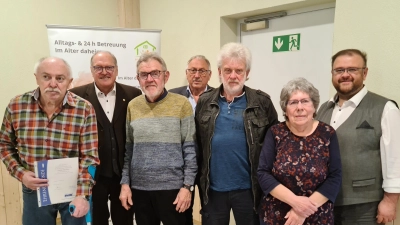 Georg Heining (30), Josef Etterer (25), Hermann Zeitler (30) und Edeltraud Manze (25) wurden für ihre langjährige Zugehörigkeit zum Sozialverband ausgezeichnet (vorne von links). Stellvertretender Kreisvorsitzender Reinhard Schön (2.v.l), Kreis- und Ortverbandsvorsitzender Georg Brand (4.v.l) sowie Bürgermeister Hans Walter (rechts) gratulierten den anwesenden Jubilaren. (Bild: Wolfgang Raps)