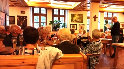 Lustige Begebenheiten von früheren Zeiten erfreuten die Zuhörer. (Bild: Elfi Kempke und Zita Schuster-Thaler)
