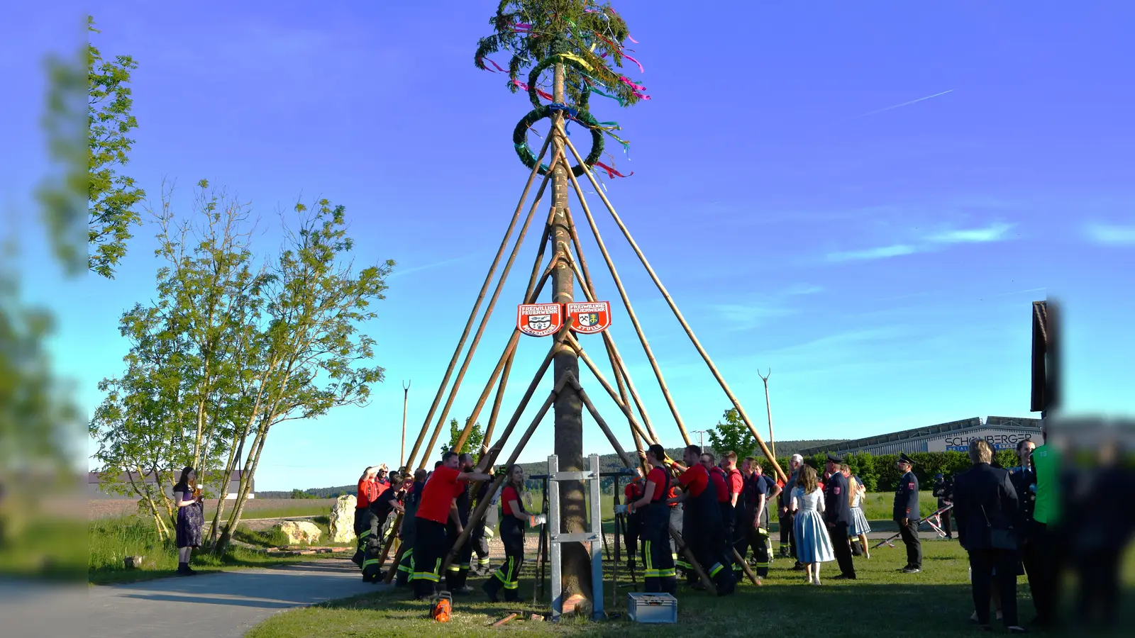 Die Feuerwehrler aus Wölsendorf und Stulln beim Aufstellen des Freundschaftsbaumes. (Bild: Julia Peltzer)