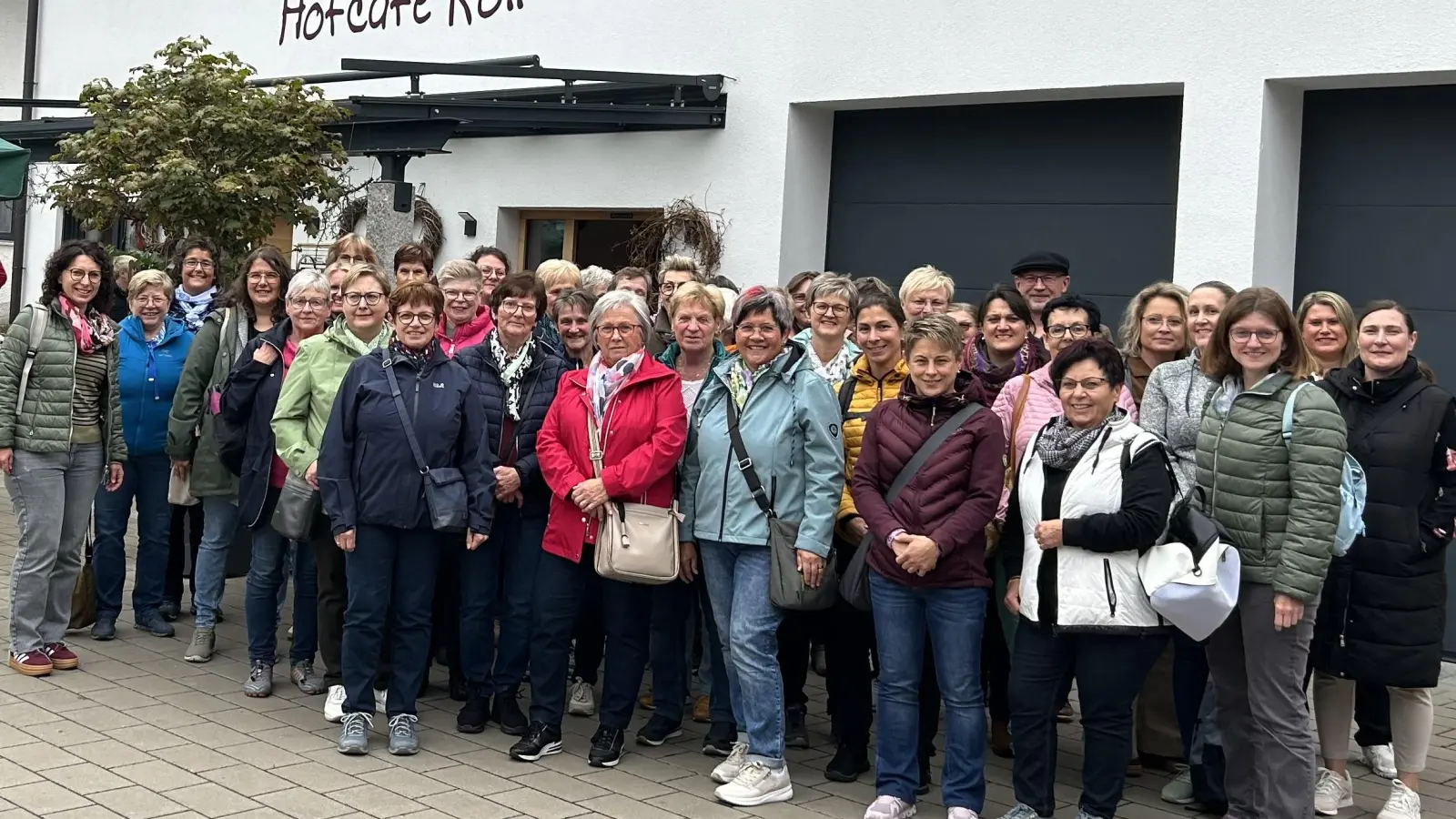Die Ausflügler des Katholischen Frauenbundes Flossenbürg vor dem Hofcafé Röll in Sandharlanden (Bild: Sonja Sczech)