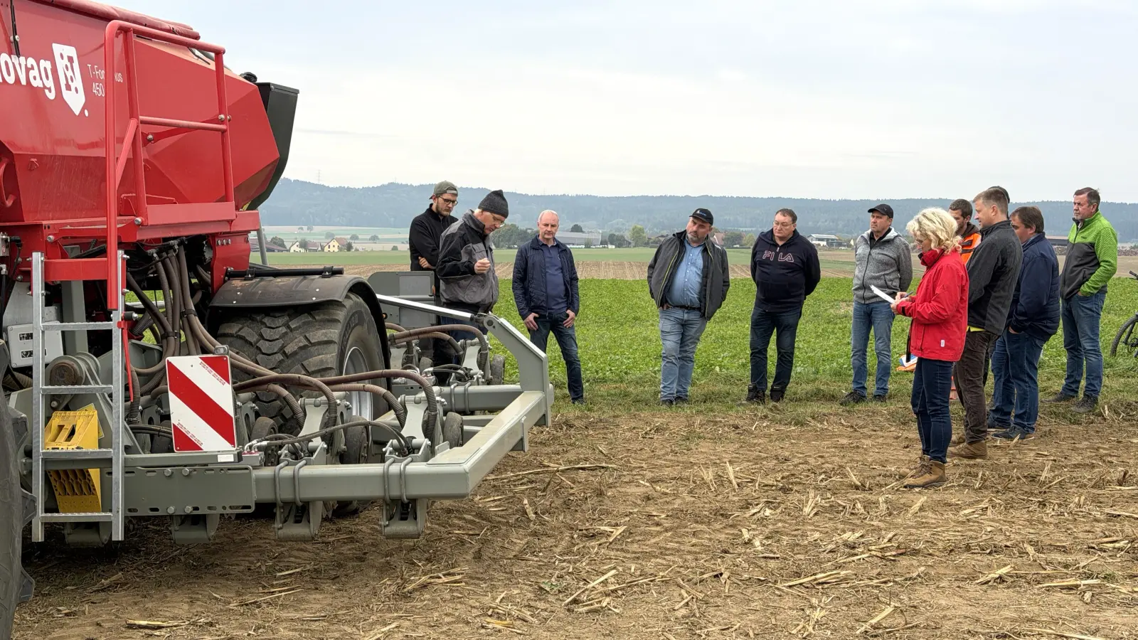 Landwirt Manfred Lehner (Zweiter von links) erklärt die Funktion der Direktsaatmaschine. Mit dabei: Bürgermeister und Landwirt (Eigentümer der Demoanlage) Georg Bocka (Dritter von links) und Pflanzenbaufachberater Martin Schreyer vom Amt für Ernährung, Landwirtschaft und Forsten (AELF) Weiden (Vierter von links) (Bild: Franz Völkl)