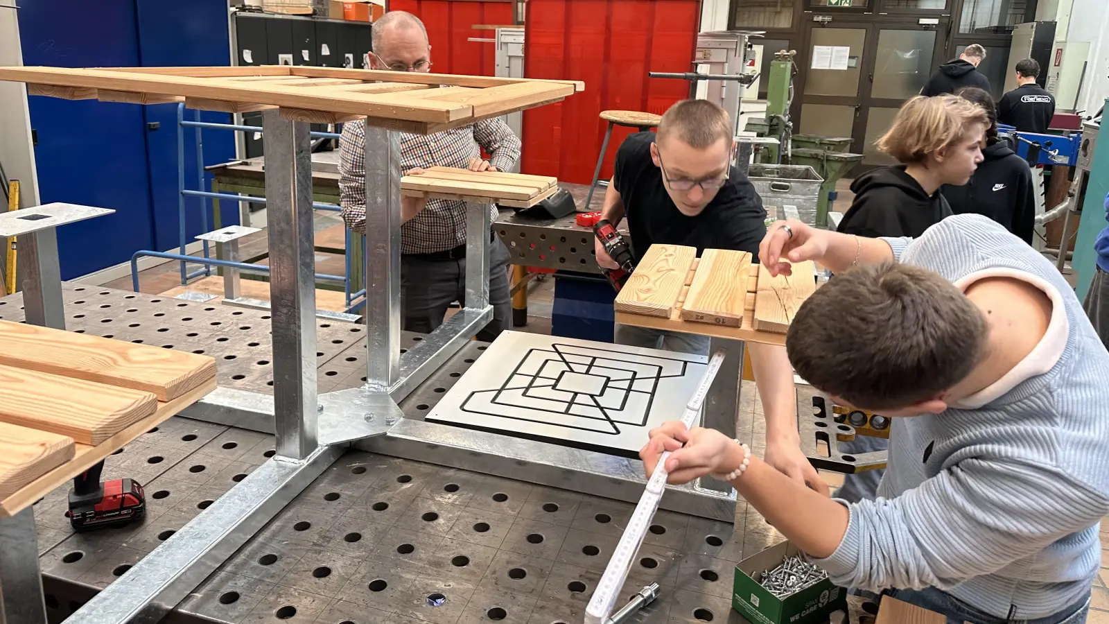 Schüler der AG-Technik bei der Montage der Sitzbänke am BSZ-Wiesau. (Bild: Matthias Burger)
